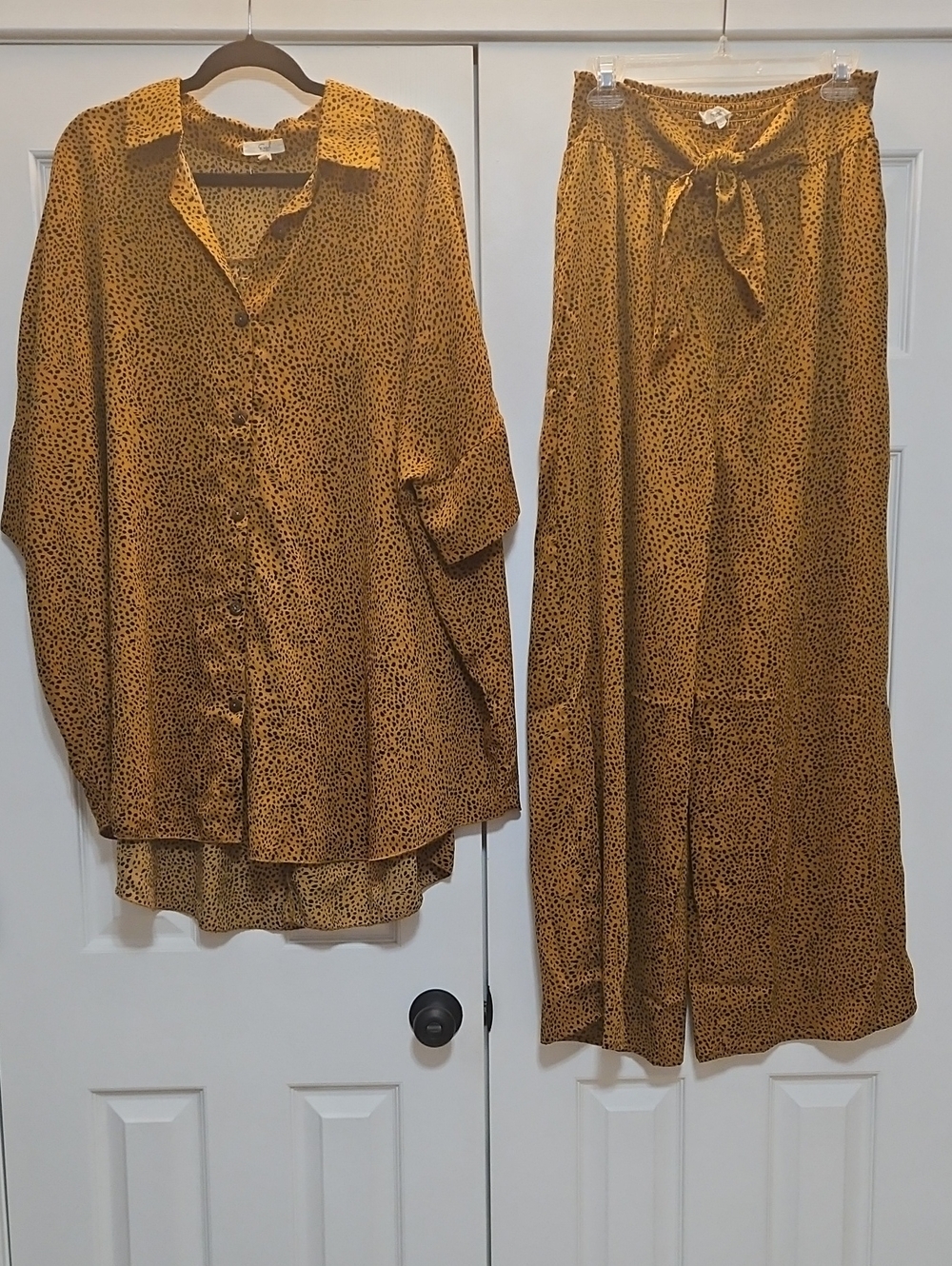 easel Camel Tan & Black Animal Print Spotted Brouse & Ankle Pants Set Womens L